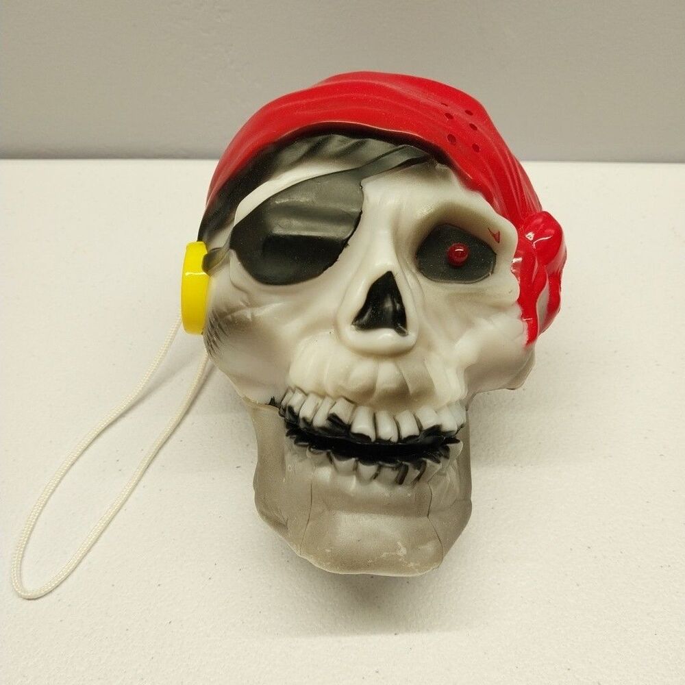 Trendmasters Animated Talking Pirate Skull Chattering Teeth Light Up Halloween